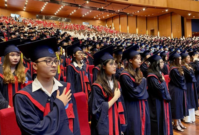 Buổi lễ trao bằng tốt nghiệp cho các tân cử nhân chuẩn bị bước chân vào phụng sự cộng đồng thông qua Doanh nghiệp